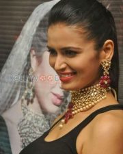 South Indian Actress Meenakshi Dixit Sexy Pictures 20