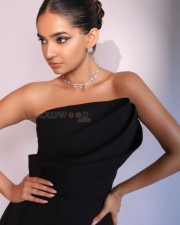 TV Actress Anushka Sen in a Black Sleeveless Dress Pictures 01