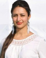 TV Actress Divyanka Tripathi Photos 04