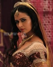Tenaliraman Heroine Meenakshi Dixit Pictures 01