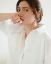 Gorgeous Mahira Khan in White Photoshoot Pictures 01