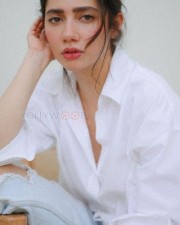Gorgeous Mahira Khan in White Photoshoot Pictures 02