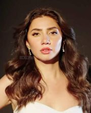 Razia Actress Mahira Khan Sultry Look Photo 01