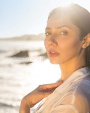 Sexy Mahira Khan Wet White Shirt Look Pictures 01