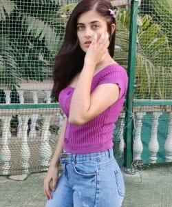 Urvi Singh Glam in a Purple TShirt Pictures 01