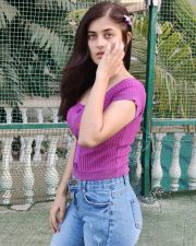 Urvi Singh Glam in a Purple TShirt Pictures 01