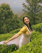 Beautiful Meenakshi Chaudhary in a White Saree Pictures 02 Beautiful Meenakshi Chaudhary in a White Saree Pictures 02