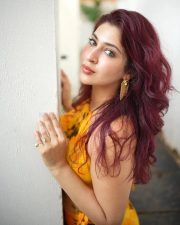 Beautiful Sonarika Bhadoria in a Yellow Vacation Outfit Pictures 04