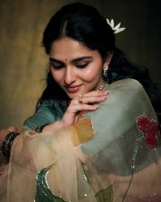 Enchanting Actress Kayadu Lohar in a Cream Floral Organza Saree with Teal Blouse Photos 02 Enchanting Actress Kayadu Lohar in a Cream Floral Organza Saree with Teal Blouse Photos 02