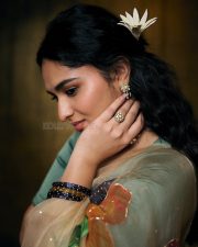 Enchanting Actress Kayadu Lohar in a Cream Floral Organza Saree with Teal Blouse Photos 04 Enchanting Actress Kayadu Lohar in a Cream Floral Organza Saree with Teal Blouse Photos 04