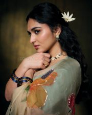 Enchanting Actress Kayadu Lohar in a Cream Floral Organza Saree with Teal Blouse Photos 06 Enchanting Actress Kayadu Lohar in a Cream Floral Organza Saree with Teal Blouse Photos 06