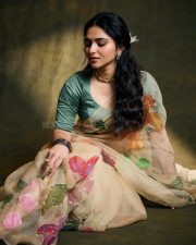 Enchanting Actress Kayadu Lohar in a Cream Floral Organza Saree with Teal Blouse Photos 08 Enchanting Actress Kayadu Lohar in a Cream Floral Organza Saree with Teal Blouse Photos 08