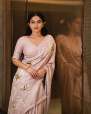 Enchanting Actress Kayadu Lohar in a Pink Floral Printed Saree Photos 02 Enchanting Actress Kayadu Lohar in a Pink Floral Printed Saree Photos 02