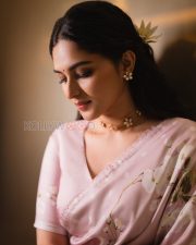Enchanting Actress Kayadu Lohar in a Pink Floral Printed Saree Photos 03 Enchanting Actress Kayadu Lohar in a Pink Floral Printed Saree Photos 03