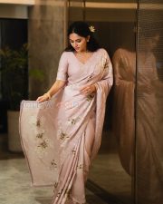 Enchanting Actress Kayadu Lohar in a Pink Floral Printed Saree Photos 07 Enchanting Actress Kayadu Lohar in a Pink Floral Printed Saree Photos 07