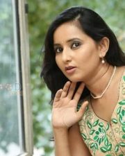 Ishika Singh Photos 04