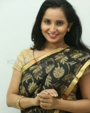 Ishika Singh Photoshoot Pictures 08