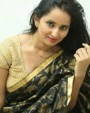 Ishika Singh Photoshoot Pictures 09