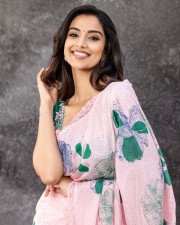 Mesmerizing Meenakshi Chaudhary in a Floral Saree Photos 01 Mesmerizing Meenakshi Chaudhary in a Floral Saree Photos 01