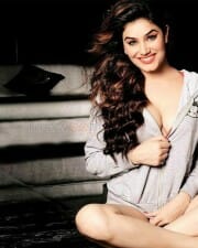 Model Actress Kangna Sharma Hot Photoshoot Photos 21