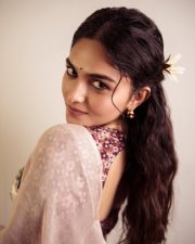Radiant Actress Kayadu Lohar in a Cream Floral Embroidered Saree Photos 01 Radiant Actress Kayadu Lohar in a Cream Floral Embroidered Saree Photos 01