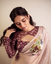 Radiant Actress Kayadu Lohar in a Cream Floral Embroidered Saree Photos 04 Radiant Actress Kayadu Lohar in a Cream Floral Embroidered Saree Photos 04