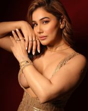 Ravishing Kangna Sharma Boobs Cleavage in a Golden Full Length Dress Pictures 02