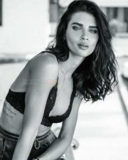 Scarlett Wilson in Black and White Lingerie Photos 03