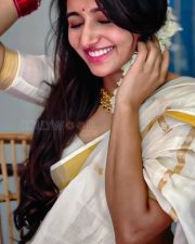 Sexy Mirnaa Menon in a White Kerala Saree Pictures 02