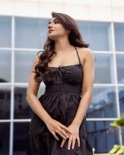 Sexy Stylish Beauty Mirnaa Menon in a Black Ruched Sleeveless Dress Photos 05