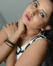 Tolly Actress Ishika Singh Spicy Pictures 05