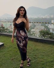 Beautiful Ashu Reddy in a Black Bustier Top with a Black and Brown Floral Printed Midi Skirt Photos 07 Beautiful Ashu Reddy in a Black Bustier Top with a Black and Brown Floral Printed Midi Skirt Photos 07