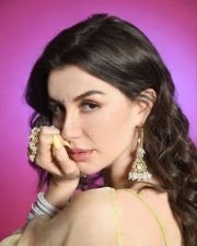 Italian Model and Dancer Giorgia Andriani in Traditional Indian Dress Photoshoot Pictures 03