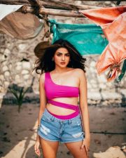 Aishwarya Sharma Sexy Hot Pink Top Picture 01