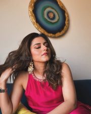 Aabeer Gulaal Actress Riddhi Dogra in a Fuchsia Pink Embroidered Sleeveless Kurta Photos 01