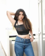 Captivating Actress Vedvika Soni in a Black Crop Top And Blue Jeans Photos 05