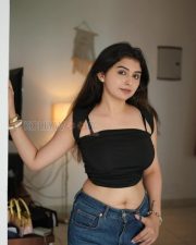 Captivating Actress Vedvika Soni in a Black Crop Top And Blue Jeans Photos 07