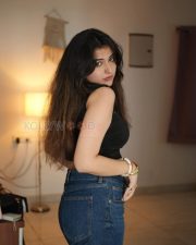 Captivating Actress Vedvika Soni in a Black Crop Top And Blue Jeans Photos 10