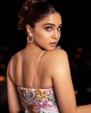 Gorgeous Sharvari Wagh in a Floral Ivory White Thigh Slit Gown with a Plunging Cleavage Neckline Pictures 02