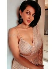 Sexy Flora Saini in a Bralette Showing Deep Cleavage Photos 01