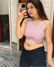 Sexy Vedvika Navel in a Sleeveless Top Pictures 01