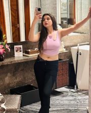 Sexy Vedvika Navel in a Sleeveless Top Pictures 02
