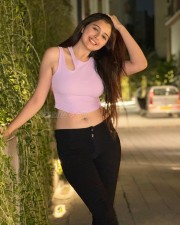 Sexy Vedvika Navel in a Sleeveless Top Pictures 04