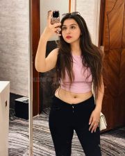 Sexy Vedvika Navel in a Sleeveless Top Pictures 07