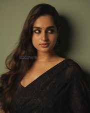 Glamour Babe Ayesha Khan in a Sultry Black Saree Photos 01