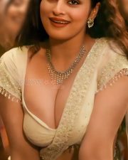 Hot Ayesha Khan Cleavage in Motha Song Photos 04