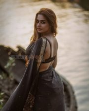 Mesmerizing Actress Ayesha Khan in a Black Saree with Gold Border Photos 01