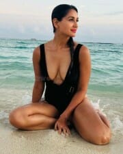 Seductress Nikita Dutta in Black Swimsuit Showing Ample Cleavage Photo01