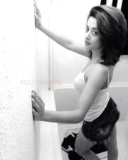 Surveen Chawla Hot Pictures 04