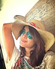 Surveen Chawla Hot Pictures 08